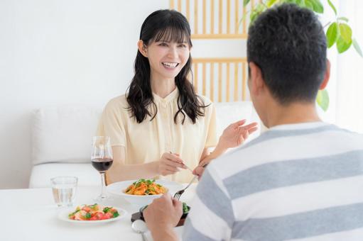 ダイニングで食事をするミドルの夫婦 ダイニングで食事をするミドルの夫婦 食事,家族,夫婦の写真素材