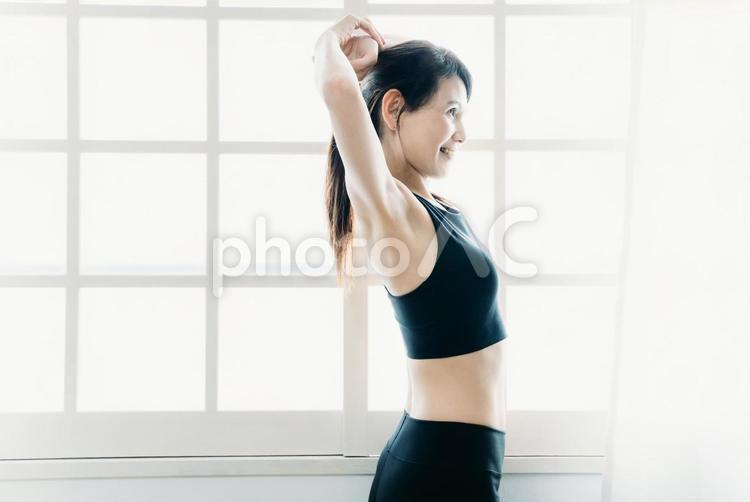 女性のボディ（横顔） 日光,深呼吸,朝活の写真素材