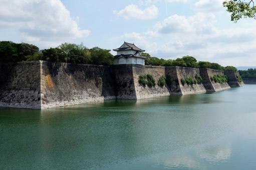 大阪城公園の外堀と天守閣 大阪城公園の外堀と天守閣の写真