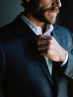 ネクタイを調整する男性のクローズアップ ネクタイを調整する男性のクローズアップの写真