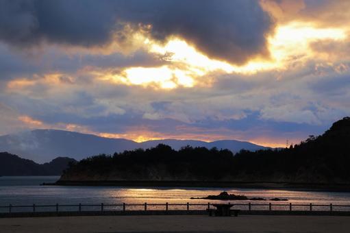 夕日に包まれた大久野島の景色 夕日に包まれた大久野島の景色 夕日,夕焼け,夕焼け空の写真素材