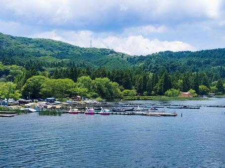 芦ノ湖海賊船にて箱根町港付近から見る桟橋 芦ノ湖海賊船にて箱根町港付近から見る桟橋 箱根町港,箱根海賊船,遊覧船の写真素材