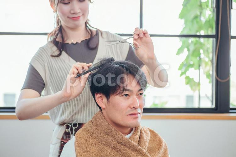 美容室に来た男性と美容師（カット） カット,ヘアカット,美容師の写真素材