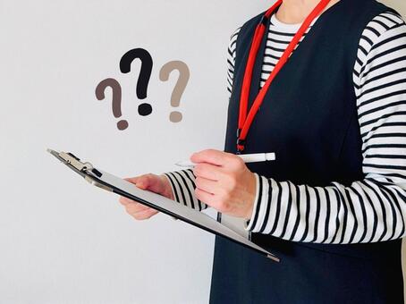 ヒアリングをする女性社員 クリップボード,女性,会社員の写真素材