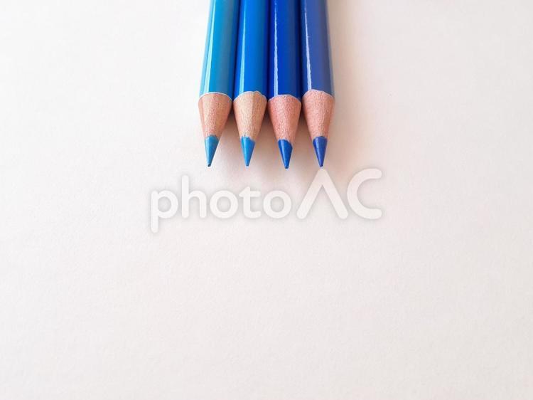 画用紙の上の青系色鉛筆 色鉛筆,青,水色の写真素材