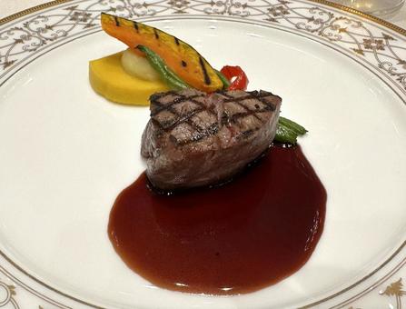 牛フィレ肉のステーキ 牛フィレ肉のステーキの写真