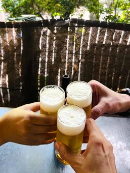 和のテラスで乾杯 和のテラスで乾杯 乾杯,ビール,手の写真素材