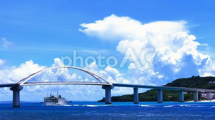 沖縄　海と空　瀬底大橋 海,空,沖縄の写真素材