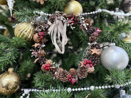 クリスマスツリーの飾りつけ クリスマス,xmas,ツリーの写真素材