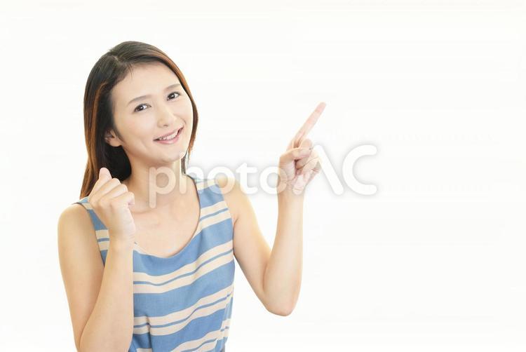 指示する笑顔の女性 女性,笑顔,女の写真素材