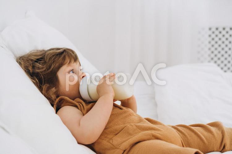 両手で哺乳瓶を持ち飲んでいる子供 赤ちゃん,哺乳瓶,ミルクの写真素材