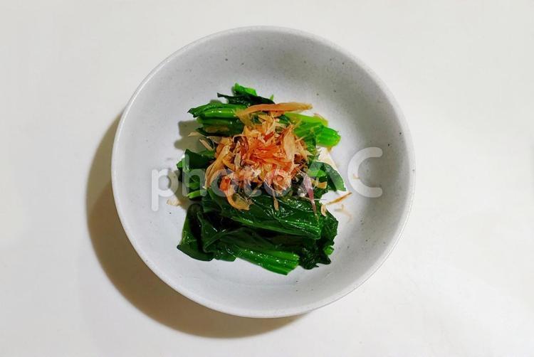 白背景のほうれん草のおひたし上から ほうれん草,ホウレンソウ,緑黄色野菜の写真素材