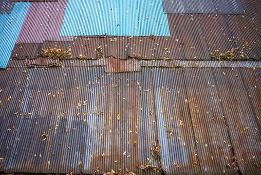 秋色レトロな波板のテクスチャ 波板,落ち葉,錆びの写真素材