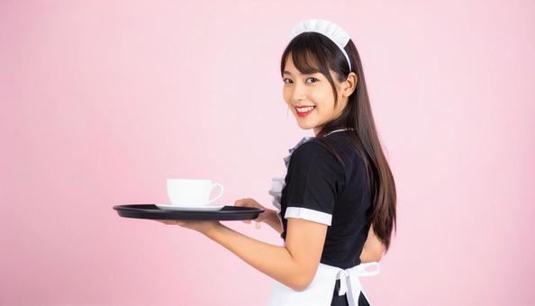 メイドカフェ メイドコスプレの女性 メイドカフェ メイドコスプレの女性の写真