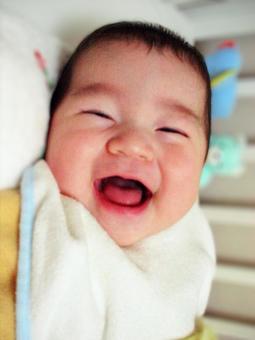 大笑いする赤ちゃん③(縦/背景ぼかし) 大笑いする赤ちゃん③(縦/背景ぼかし)の写真