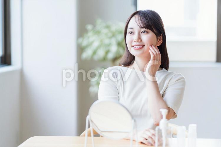 若い女性のスキンケアイメージ ビューティー,女性,日本人の写真素材