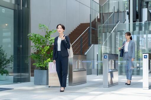 オフィスに通勤をするビジネスウーマン 通勤,ビジネスウーマン,女性の写真素材