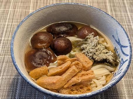 勤労感謝の日の翌日に食べたシイタケうどん 麺食,うどん,しいたけの写真素材