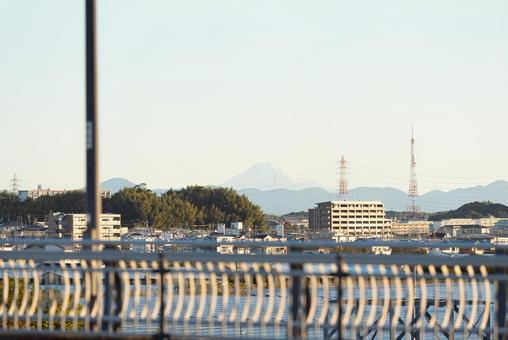 はるか彼方に見える雪化粧の富士山 はるか彼方に見える雪化粧の富士山の写真