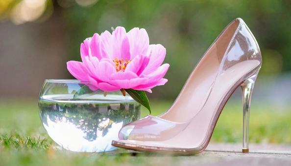 片方だけのガラスの靴 ピンクの花 片方だけのガラスの靴 ピンクの花の写真