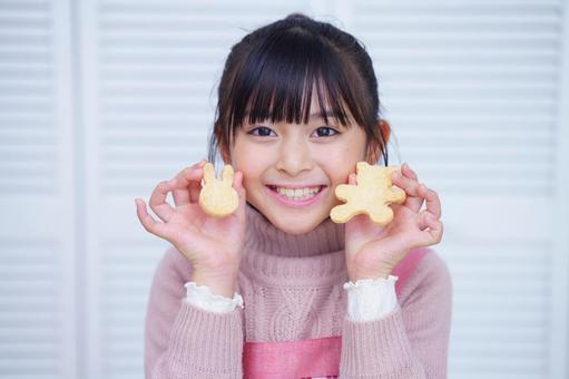 お菓子作りの途中でポーズをとる女の子 女の子,クッキー,持つの写真素材