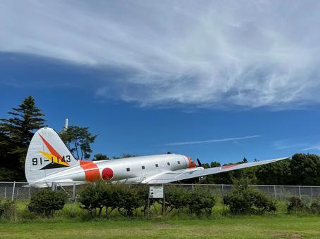 空を見上げるC-46A輸送機(航空公園) 空を見上げるC-46A輸送機(航空公園) 所沢航空記念公園,所沢,航空公園駅の写真素材