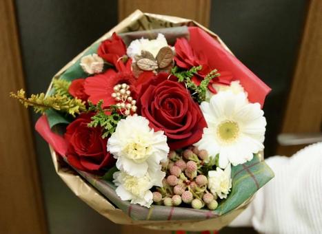 クリスマスカラーの花束　冬の贈り物 花束,ブーケ,冬の写真素材