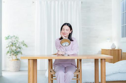 鏡を見る女性 スキンケア,鏡,美肌の写真素材