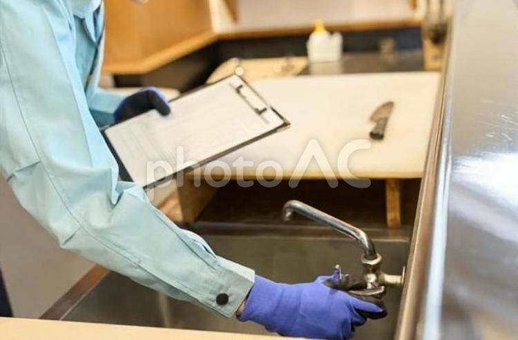 飲食店の水道を確認する男性 飲食店,水道,配管工の写真素材