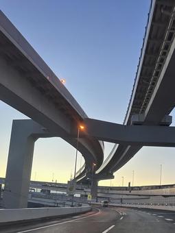 早朝のハイウェイ 分岐,道路,スピードの写真素材