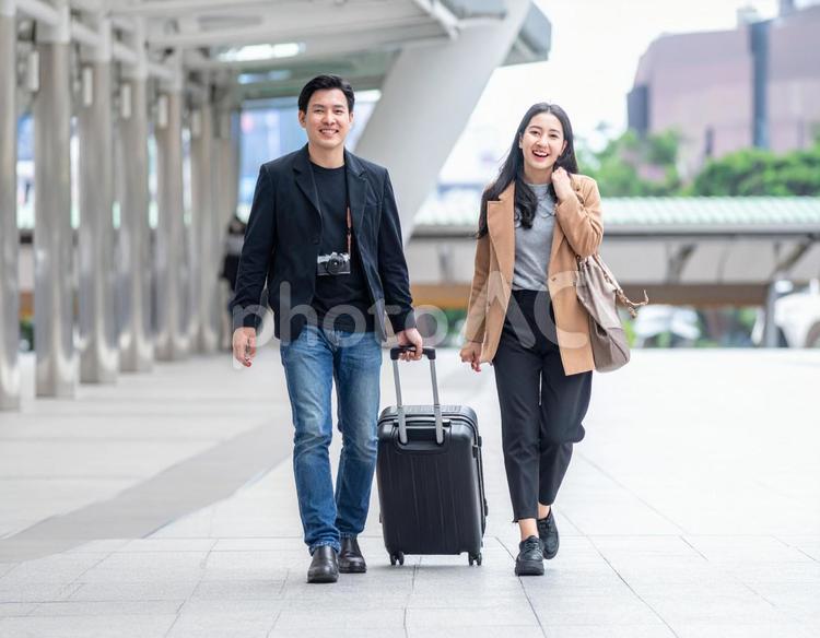 スーツケースを引いて旅に出発 旅行,出発,空港の写真素材