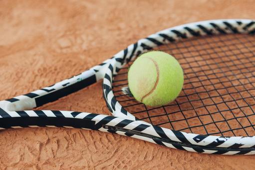 赤土コートに置かれたラケットとボール テニスボール,テニス,ラケットの写真素材