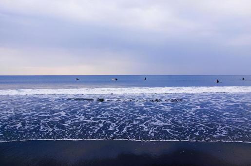 波とサーファー 波とサーファー 湘南,鵠沼海岸,海の写真素材