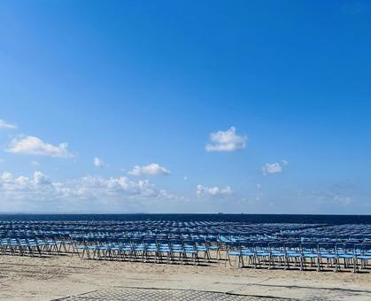 青い海と空と椅子 青い海と空と椅子の写真