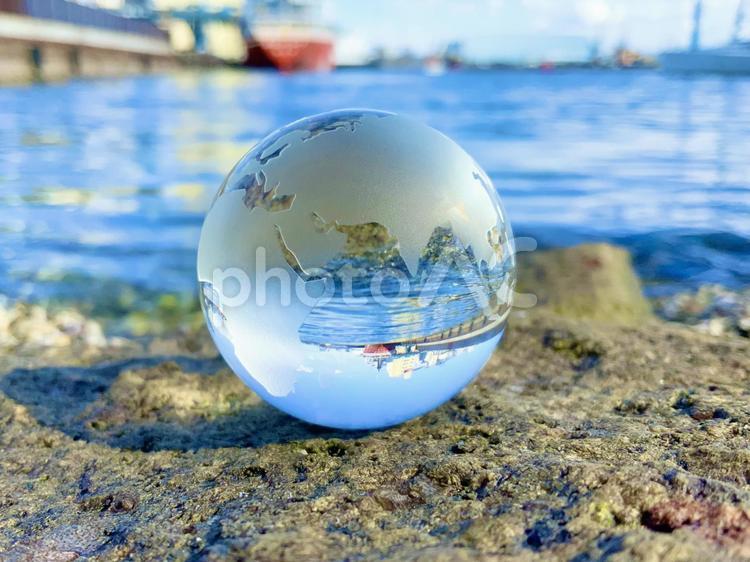 海とガラスの地球儀　SDGs 地球,ガラス,海の写真素材