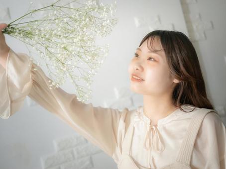 24:花束を持つ女性 24:花束を持つ女性 女性,女の子,人物の写真素材