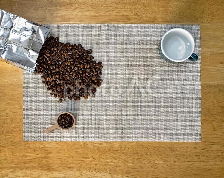コーヒー豆とマグカップ コーヒー,コーヒー豆,木の写真素材