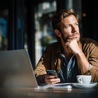 カフェで考えにふける若きビジネスマン カフェで考えにふける若きビジネスマンの写真