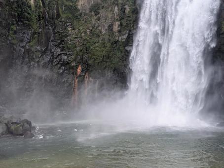 滝つぼへ流れ落ちる雄川の滝と水しぶき 滝つぼへ流れ落ちる雄川の滝と水しぶき 雄川の滝,滝つぼ,荒々しいの写真素材
