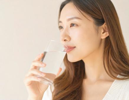 水を飲む、美しい日本人、女性、水分補給 水を飲む、美しい日本人、女性、水分補給の写真