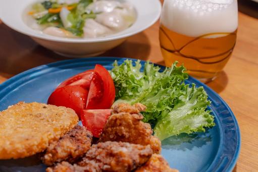 唐揚げと餃子スープとビールの夕食 唐揚げと餃子スープとビールの夕食 夕食,唐揚げ,餃子の写真素材