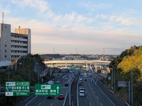 小雪前の水曜日の朝の横浜青葉IC付近 東名高速道路,横浜青葉インターチェンジ,朝の高速の写真素材
