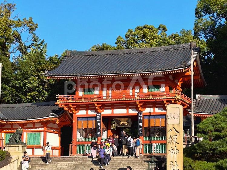 京都　観光客で賑わう八坂神社　水彩画風 八坂神社,西楼門,京都の写真素材