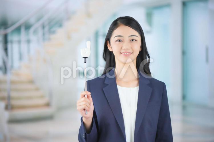 指差し棒を持っているビジネスウーマン 女性,ビジネスウーマン,会社員の写真素材