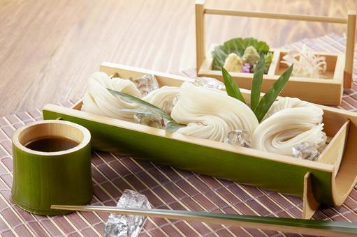 Cool-looking somen noodles served in a bamboo bowl, JPG