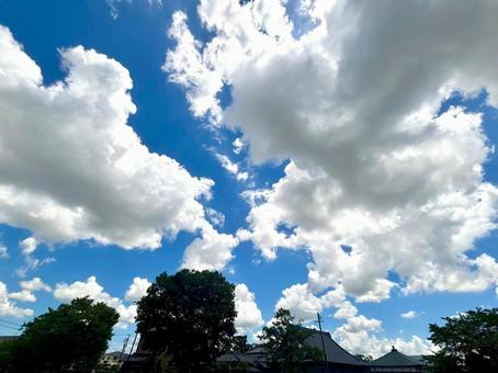 住宅地と夏の雲 住宅地と夏の雲の写真