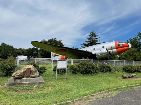 航空発祥の地碑とC-46A輸送機 航空発祥の地碑とC-46A輸送機 所沢航空記念公園,航空公園駅,航空発祥の地碑の写真素材