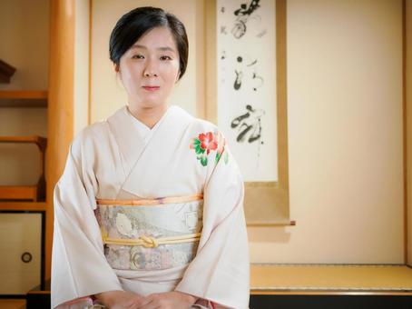 33:和服で微笑んでいる女性 33:和服で微笑んでいる女性 着物,ご挨拶,ごあいさつの写真素材