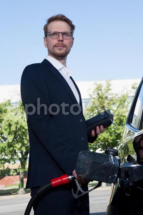 車に給油する男性14 給油,ガソリンスタンド,セルフの写真素材