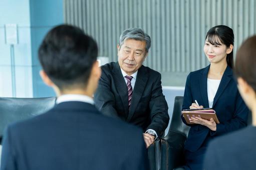 商談するビジネスパーソン 商談するビジネスパーソン ビジネスパーソン,商談,契約の写真素材